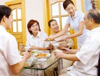 Thuê người chăm sóc người già liệu có tốt hay không ?